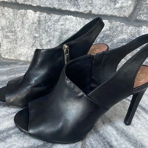Black leather size 7 cute  Vince Camaro heels great condition